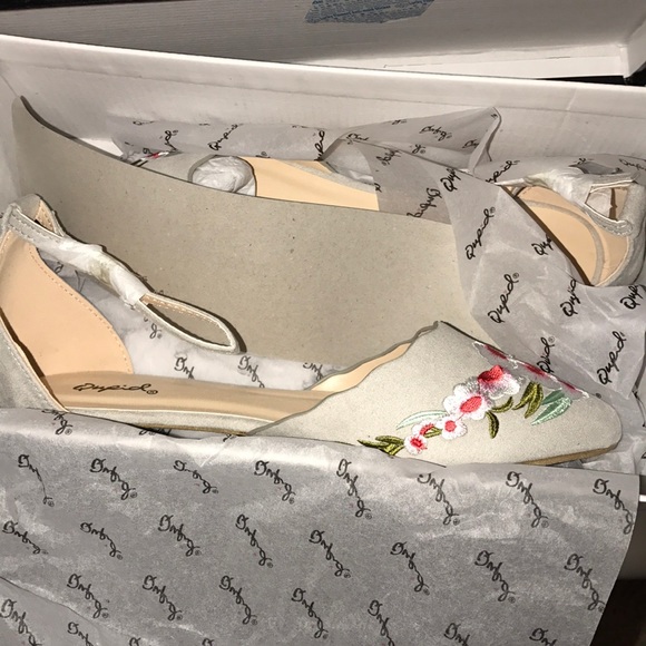 New in box! Gray suede PU floral embroidered flats - Picture 4 of 5